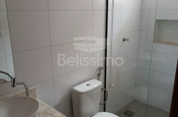 Linda casa á venda, Contendo 03(três) quartos, sendo uma suíte, 01(uma) sala de TV, (01) sala de jantar,   01(uma) cozinha com planejados, 02(dois) banheiros, 01(uma) área de serviço coberta e com garagem para 2 carros.   Área Construída:85.66m²  Área Ter