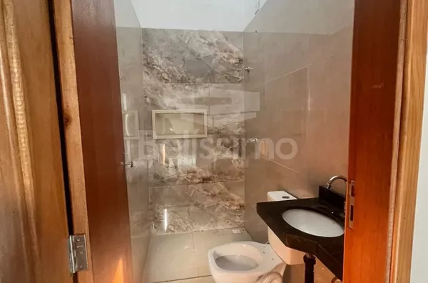 Casa com excelente localização 10 minutos do centro. Casa com 02 (dois) quartos, sendo 01 (um) suíte, 02 (dois) banheiros, 01 (uma) sala de estar, 01 (uma) cozinha, 01 (uma) lavanderia e com garagem - Foto 7