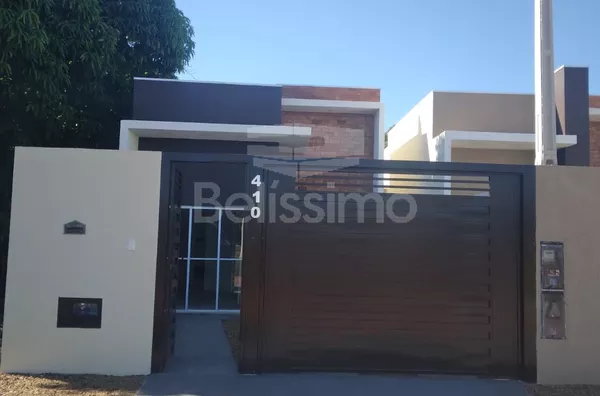 Casa com excelente localização 10 minutos do centro. Casa de 3 quartos, sendo 1 suíte com closet, 01(uma) sala de TV, 01 (uma) cozinha, 01 (uma) área de serviço e 02 (dois) banheiros e com garagem coberta para 2 carros. Móveis planejados na cozinha.  Área