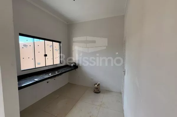 Casa com excelente localização. Casa de 2 quartos,  01(uma) sala de TV, 01 (uma) cozinha, (01) banheiro, 01 (uma) área de serviço coberta e garagem para 1 carro.