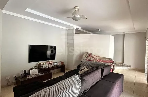 Linda Casa em um dos bairros mais nobres  de Três Lagoas. Casa de 3 quartos, sendo 3 suítes, duas com armários planejados, Hall, Banheiro social, Lavabo, Jardim de inverno, 01(uma) sala de estar e sala de jantar, 01 (uma) cozinha com armários planejados, 