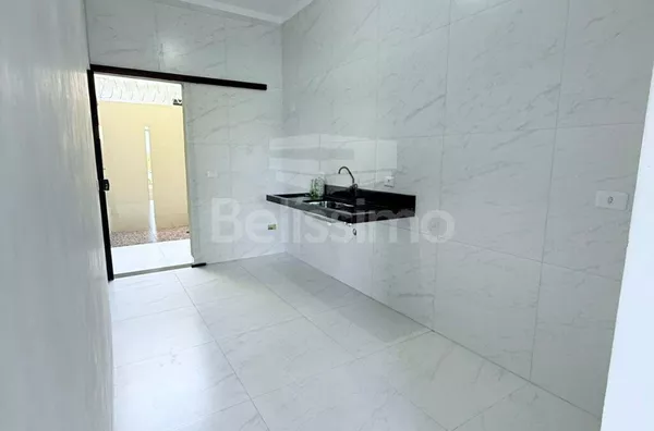 Casa com excelente localização 10 minutos do centro. Casa com 02 (dois) quartos, sendo 01 (um) suíte, 02 (dois) banheiros, 01 (uma) sala de estar, 01 (uma) cozinha, 01 (uma) lavanderia e com garagem.