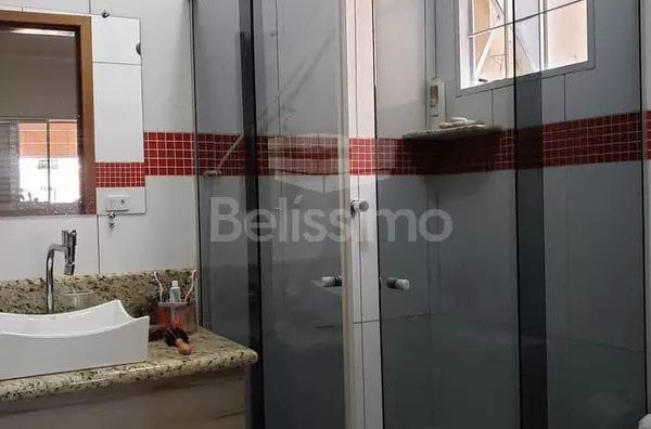 Casa com excelente localização 8 minutos do centro. Casa de 3 quartos, sendo 3 suíte,  todos quartos com armários planejados, 01(uma) sala de TV, 01(uma) sala de jantar, 01 (uma) cozinha, área gourmet com piscina, 01 (uma) área de serviço coberta