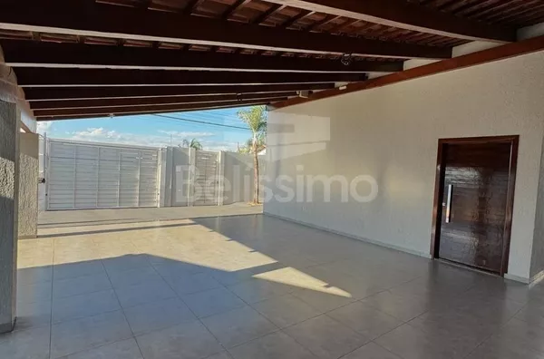 Belíssima casa com ótima localização, localizada nas mediações do bairro  Ipê I 