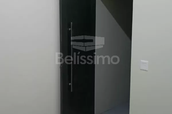 Casa com excelente localização no bairro Bosque das Araras. . Casa de 2 quartos, 01(uma) sala de TV, 01 (uma) cozinha, (01) banheiro, 01 (uma) área de serviço e garagem para 2 carros.