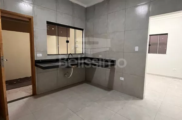 Casa no bairro Mais Parque. Casa com 02 (dois) quartos, sendo 01 (um) suíte, 02 (dois) banheiros, 01 (uma) sala de estar, 01 (uma) cozinha, 01 (uma) lavanderia e com garagem para 2 carro.