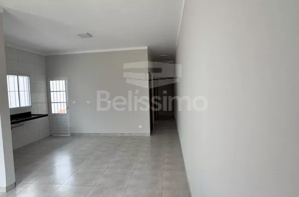 Casa localizada no bairro Mais Parque. Casa de 2 quartos sendo 1 (uma) suíte, 01(uma) sala de TV, 01 (uma) cozinha com ⁠Cooktop de 04 bocas , (02) banheiros com box, 01 (uma) área de serviço coberta e garagem para 2 carros.