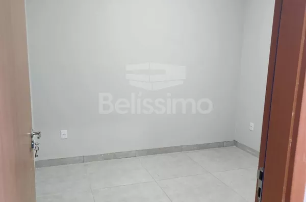 Linda casa no bairro Quinta da Lagoa, casa bem localizada. Casa contendo, 2 (Dois) Quartos, sendo 1 (Uma) suíte, 2 (Dois) Banheiros, Sala de TV, Cozinha, Lavanderia coberta e garagem para 01 carro.