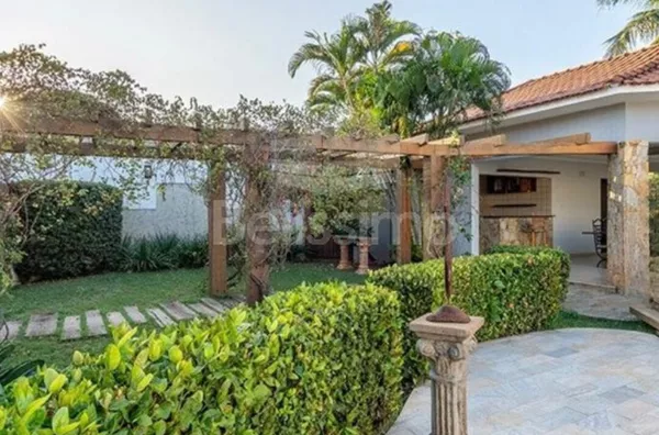 Belíssima casa de  alto padrão no Bairro Colinos.  