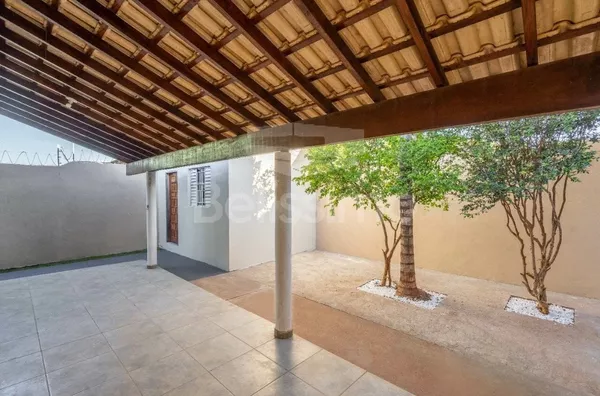 Casa com excelente localização 10 minutos do centro. Casa de 2 quartos,  01(uma) sala de TV, 01 (uma) cozinha, 01 (uma) área de serviço coberta e 01 (um) banheiros e com garagem coberta para 2 carros.  Construção: 140 m²  Terreno: 372m²