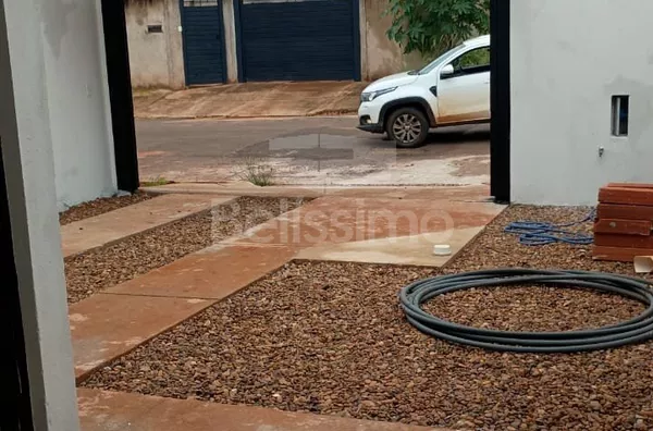 Casa localizada no Bairro Mais Parque, com 3(Três) quarto(s) sendo 1(Uma) suíte, 1(Uma) sala, 1 (Uma) cozinha, 2(Dois) banheiros, 1(Uma) lavanderia e garagem para 1(Um) carro.