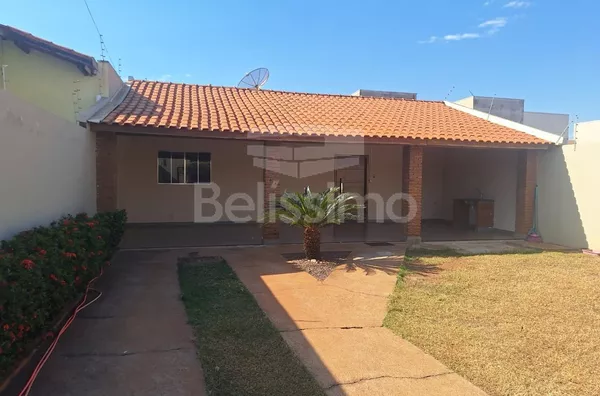 Linda casa no bairro Nova Americana, casa bem localizada. Casa contendo, 2 (Dois) Quartos, sendo 1 (Uma) suíte, 2 (Dois) Banheiros, Sala de TV, Cozinha, Lavanderia coberta e garagem para dois carros.