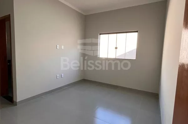 Casa com excelente localização 10 minutos do centro. Casa com 03 (três) quartos, sendo 01 (um) suíte, 02 (dois) banheiros, 01 (uma) sala de estar, 01 (uma) cozinha, 01 (uma) lavanderia e com garagem para 2 carro. 