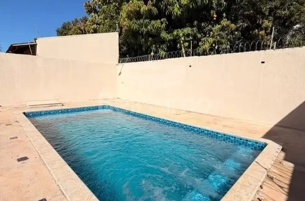 Casa localizada no Bairro Paranapungá, com 03(Três) Quartos, sendo uma suíte, 01(uma) Sala com pé direito alto, 01(jardim frutífero), 01(uma) cozinha, 02(dois) Banheiros e um lavabo, Lavanderia coberta, Garagem para 02 Veículos,