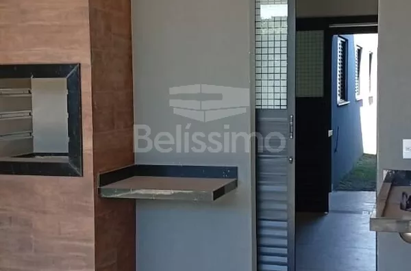 Excelente Imóvel localizado no bairro Santos Dumont. Casa contendo: 02 (Dois) Quartos, sendo 01 suíte, 02 (Dois) Banheiros ,Cozinha, Sala, Lavanderia coberta, Área gourmet, Garagem  P/ 1Carro.