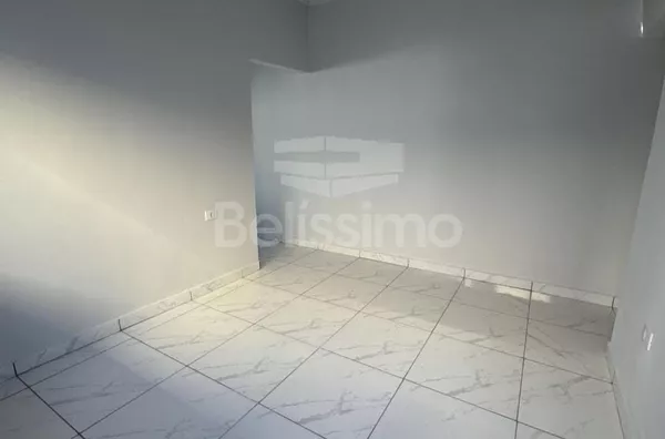 Casa com excelente localização no bairro Montanini. Casa de 2 quartos,  01(uma) sala de TV, 01 (uma) cozinha, (01) banheiro, 01 (uma) área de serviço coberta e garagem para 2 carros.