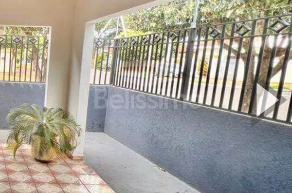 Casa bem localizada, no bairro Vila Nova. Casa contendo 03 (três) quartos, sendo 01 suíte, 02 (dois) banheiros, 02 (duas) salas, cozinha, lavanderia coberta, placa de energia solar, área gourmet e garagem para 2 carros. 