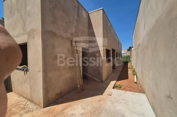 Casa no bairro Carandá com 03(Três) quarto(s), 1(Uma) sala, 1 (Uma) cozinha funcional, 1(Um) banheiro e garagem para até 3 carros. - Foto 2