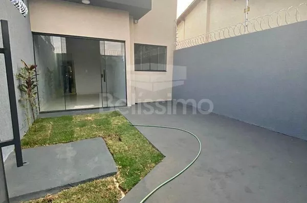 Linda casa no bairro Jardim das Acácias. Casa contendo, 2 (Dois) Quartos, sendo 1 (Uma) suíte, 2 (Dois) Banheiros com box e planejados, Sala de TV, Cozinha com cooktop e planejado, Lavanderia coberta e garagem para dois carros, concertina, cerca elétrica,