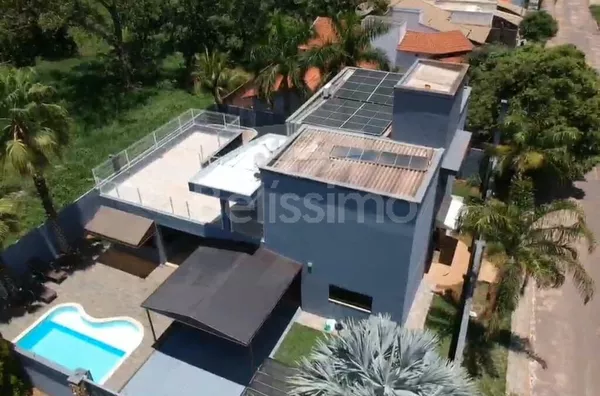 Linda Casa no Residencial Lagoa Maior, Piso superior: 3(três) quartos todos com planejados, sendo um com closet, 01(um) Banheiro social. Piso inferior: 01(um) Lavabo, 01(um) escritório, 01(uma) sala de estar, 01(uma) sala de jantar, 01 (uma) cozinha com a