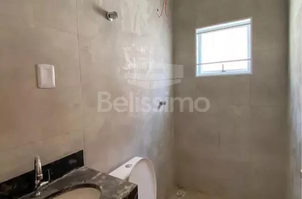 Casa com excelente localização 10 minutos do centro. Casa de 2 quartos, 01(uma) sala de TV, 01 (uma) cozinha, 01 (uma) área de serviço, 01 (um) banheiro e com garagem coberta. - Foto 3