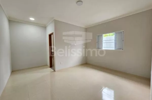 Casa com excelente localização. Casa com 02 (dois) quartos, sendo 01 (um) suíte, 02 (dois) banheiros, 01 (uma) sala de estar, 01 (uma) cozinha, 01 (uma) lavanderia, com garagem para 2 carro e espaço para ampliação.