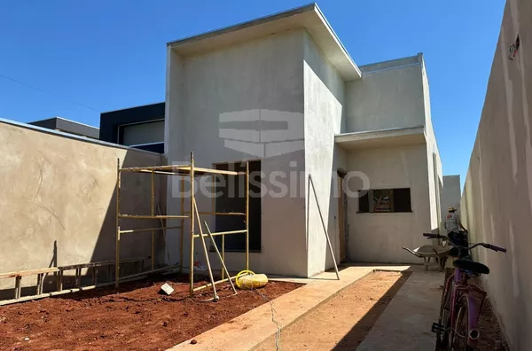 Ótima oportunidade no Loteamento Santa Helena. Casa de 2 quartos, sendo 1 suíte, 01(uma) sala, 01 (uma) cozinha, 01 (uma) área de serviço e 02 (dois) banheiros e garagem para 2 carros.