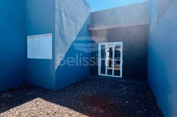  Casa com excelente localização 10 minutos do centro. Casa com 02 (dois) quartos, sendo 01 (um) suíte, 02 (dois) banheiros, 01 (uma) sala de estar, 01 (uma) cozinha, 01 (uma) lavanderia e com garagem