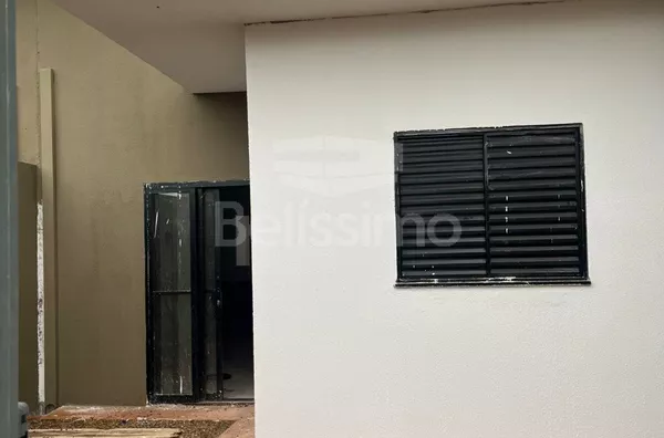 Casa com excelente localização 10 minutos do centro. Casa com 02 (dois) quartos, sendo 01 (um) suíte, 02 (dois) banheiros, 01 (uma) sala de estar, 01 (uma) cozinha, 01 (uma) lavanderia, com garagem