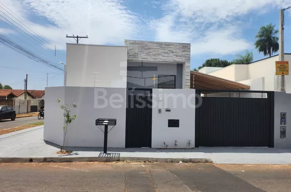 Casa com excelente localização no Bairro Santa Luzia. Casa de 2 quartos, sendo 1 suíte, 01(uma) sala de TV, 01 (uma) cozinha, 01 (uma) jardim de inverno, 02 (dois) banheiros com box e garagem para 2 carros.