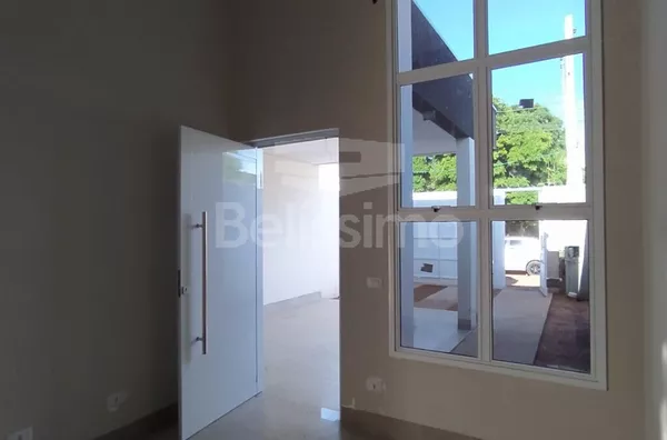 Casa com excelente localização 12 minutos do centro. Casa de 2 quartos, sendo 1 suíte, 01(uma) sala de TV, 01 (uma) cozinha com planejados , 01 (uma) área de serviço coberto e 02 (dois) banheiros e com garagem para 1 carro.  Área construída 73 m²  Área to