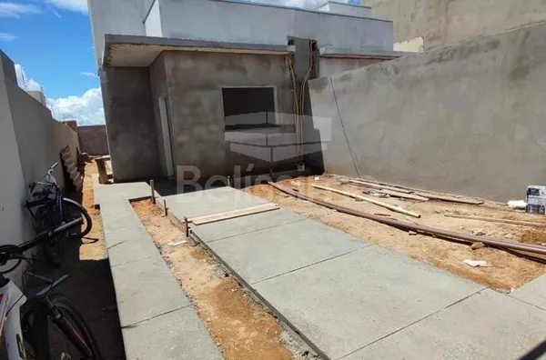 Casa com excelente localização 10 minutos do centro. Casa com 02(dois) quartos, sendo 1 suíte, 01(uma) sala de TV,  01(uma) cozinha, 02(dois) banheiros, 01(uma) área de serviço coberta e com garagem para 2 carros.   Área Construída: m²  Área Total: m²