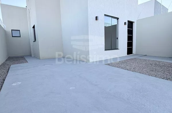 Casa com excelente localização 10 minutos do centro. Casa com 02 (dois) quartos, sendo 01 (um) suíte, 02 (dois) banheiros, 01 (uma) sala de estar, 01 (uma) cozinha, 01 (uma) lavanderia e com garagem.