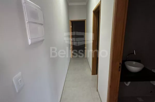 Casa com excelente localização. Casa de 2 quartos,  01(uma) sala de TV, 01 (uma) cozinha, (01) banheiro, 01 (uma) área de serviço coberta e garagem para 2 carros.