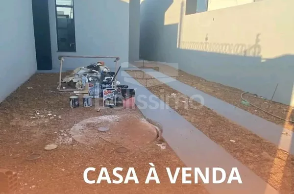 Casa com excelente localização 10 minutos do centro. Casa de 2 quartos,  01(uma) sala de TV, 01 (uma) cozinha, 01 (uma) área de serviço, 01 (um) banheiro e com garagem para 2 carros.