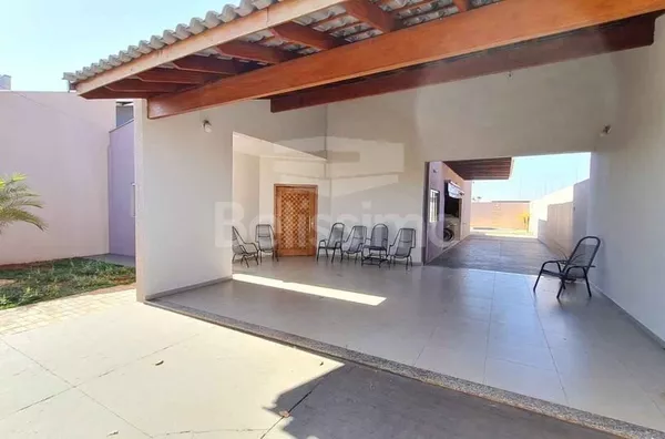 Imóvel Residencial localizado no Ipê IIII  em Três Lagoas MS, com 03(três) Quartos, sendo  01 Suíte com closet e Ar Condicionado em todos os quartos, Sala de Jantar,  Sala de TV, 03(três)  Banheiros, Área Gourmet, Piscina com Led, Aquecida com Hidro e Cas