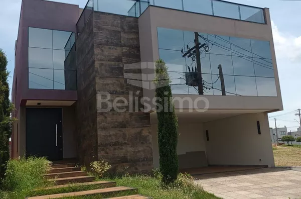 Casa com excelente localização no Condomínio Village do lago.  Casa com: 03 (Três) Quartos, sendo todos suíte, 01 (uma) Sala de TV , 01 (uma) Cozinha com área gourmet, 03 (três) Banheiros.  01 (uma) Área de serviço coberta, Garagem para 2 carros, Piscina