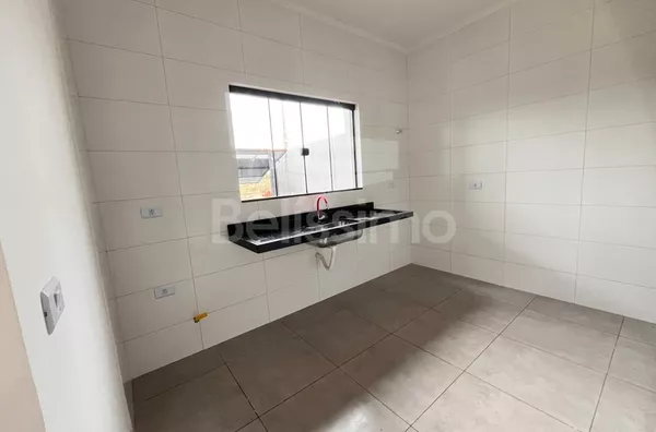 Casa com excelente localização 10 minutos do centro. Casa com 02 (dois) quartos, sendo 01 (um) suíte, 02 (dois) banheiros, 01 (uma) sala de estar, 01 (uma) cozinha, 01 (um) hall, 01 (uma) lavanderia e com garagem para 2 carro. 