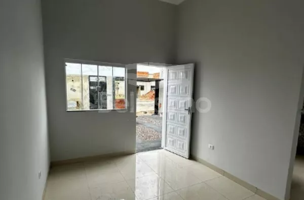 Casa com excelente localização. Casa de 2 quartos,  01(uma) sala de TV, 01 (uma) cozinha, (01) banheiro, 01 (uma) área de serviço coberta e garagem para 1 carro.