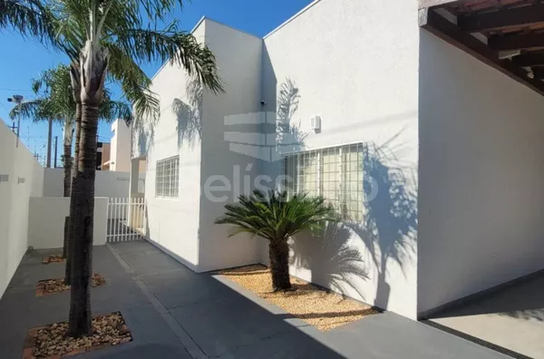 Belíssima casa com ótima localização, localizada nas mediações do bairro  Ipê I 