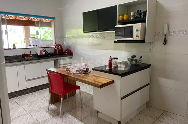 Casa com excelente localizada no Bairro Santa Luzia. Casa de 3 quartos, sendo 1 suíte, 01(uma) sala de TV, 01 (uma) cozinha, 01 (uma) área de serviço coberta, 02 (dois) banheiros com box e garagem para 2 carros.