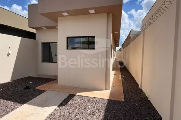 Casa com excelente localização. Casa de 2 quartos, 01(uma) sala de TV, 01 (uma) cozinha, (02) banheiros, 01 (uma) área de serviço coberta e garagem para 2 carros.