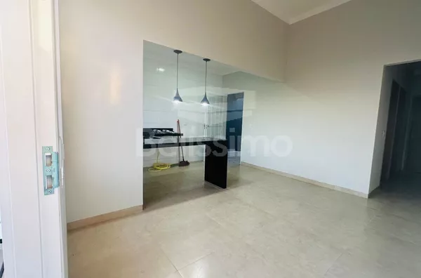 Casa localizada em Três Lagoas MS no bairro: Nova Três Lagoas , contendo os seguintes cômodos: 3(três) quartos, sendo 01 (uma) suíte, 01 (um) banheiro social,  01 (uma) cozinha, 01 (uma) sala TV com pé direito alto, 1(uma) lavanderia coberta, garagem  par