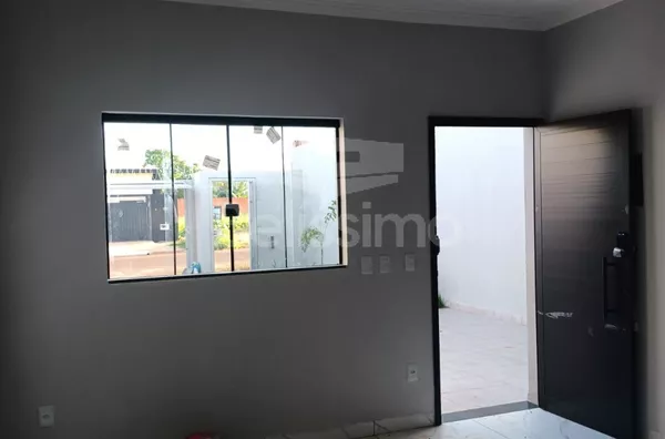 Casa localizada no Bairro Mais Parque, com 02(dois) Quartos, sendo uma suíte, 01(uma) Sala de TV, 01(uma) cozinha planejada, 02(dois)  Banheiros, Lavanderia coberta,  Garagem para 02 Veículos.