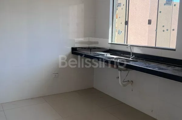 Casa com excelente localização. Casa de 2 quartos,  01(uma) sala de TV, 01 (uma) cozinha, (01) banheiro, 01 (uma) área de serviço coberta e garagem para 1 carro.