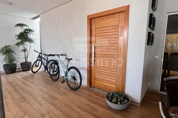 Belíssima casa de alto padrão. Casa contendo: 03 quartos, sendo uma suíte com closet, 02 banheiros, cozinha planejada, sala de TV, 01 jardim de inverno, área gourmet com planejado, lavanderia coberta e garagem p/ 3 carros.