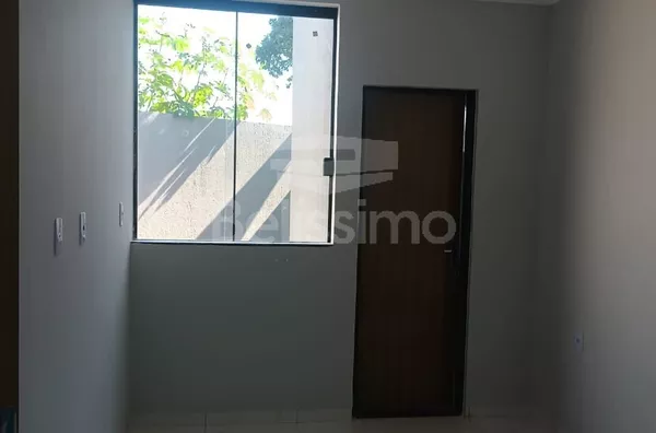 Casa bairro Ipê 1, bem localizada. Casa contendo, 2 (Dois) Quartos, sendo 1 (Uma) suíte, 2 (Dois) Banheiros, Sala de TV, Cozinha, Lavanderia e garagem para dois carros.