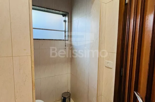 Casa completa no São Jorge com 3 quartos, suíte com closet e banheira, quintal amplo e área gourmet