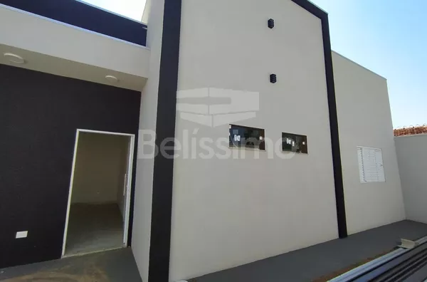 Linda Casa com excelente localização, 10 minutos do centro, Contendo 03(três) quartos, sendo uma suíte, 01(uma) sala de TV ampla,  01(uma) cozinha, 02(dois) banheiros, 01(uma) área de serviço coberta e com garagem para 2 carros.   Área Construída: 85,73m²