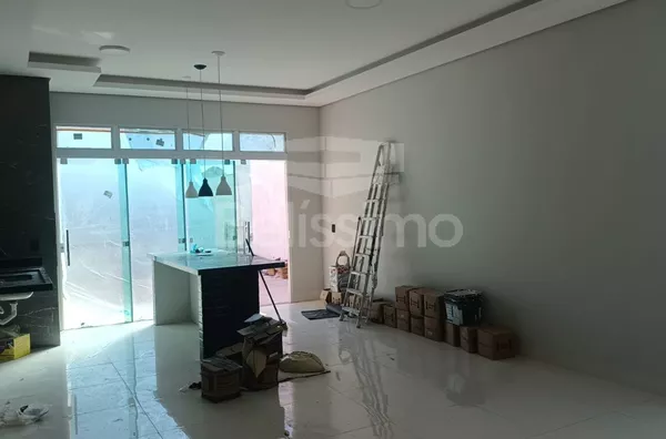 Casa com localização privilegiada, localizada no bairro Parque das Mangueiras, casa com 3 (três) quartos, sendo 1 (uma) suíte com closet, 1 (uma) sala, 1 (uma) cozinha, 1 (um) banheiro social, 1 (uma) lavanderia coberta e garagem 2 (duas) vagas.     Área 